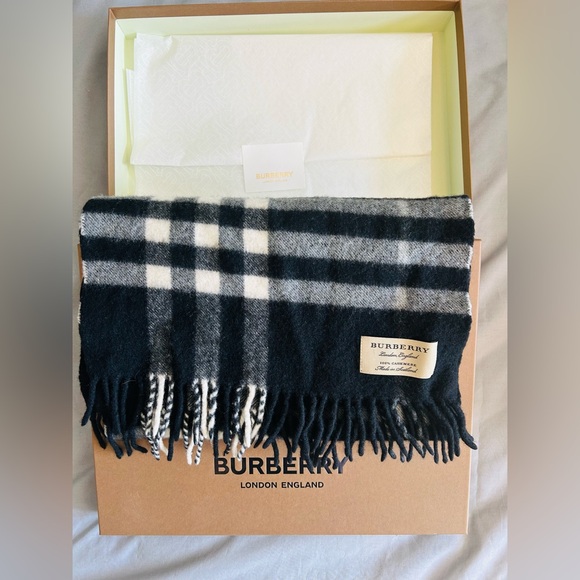 Authentic Burberry 100% cashmere Scarf - Picture 4 of 8